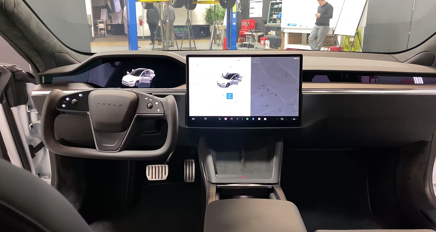 Tesla Retires Yoke Steering Wheel in Base Model X