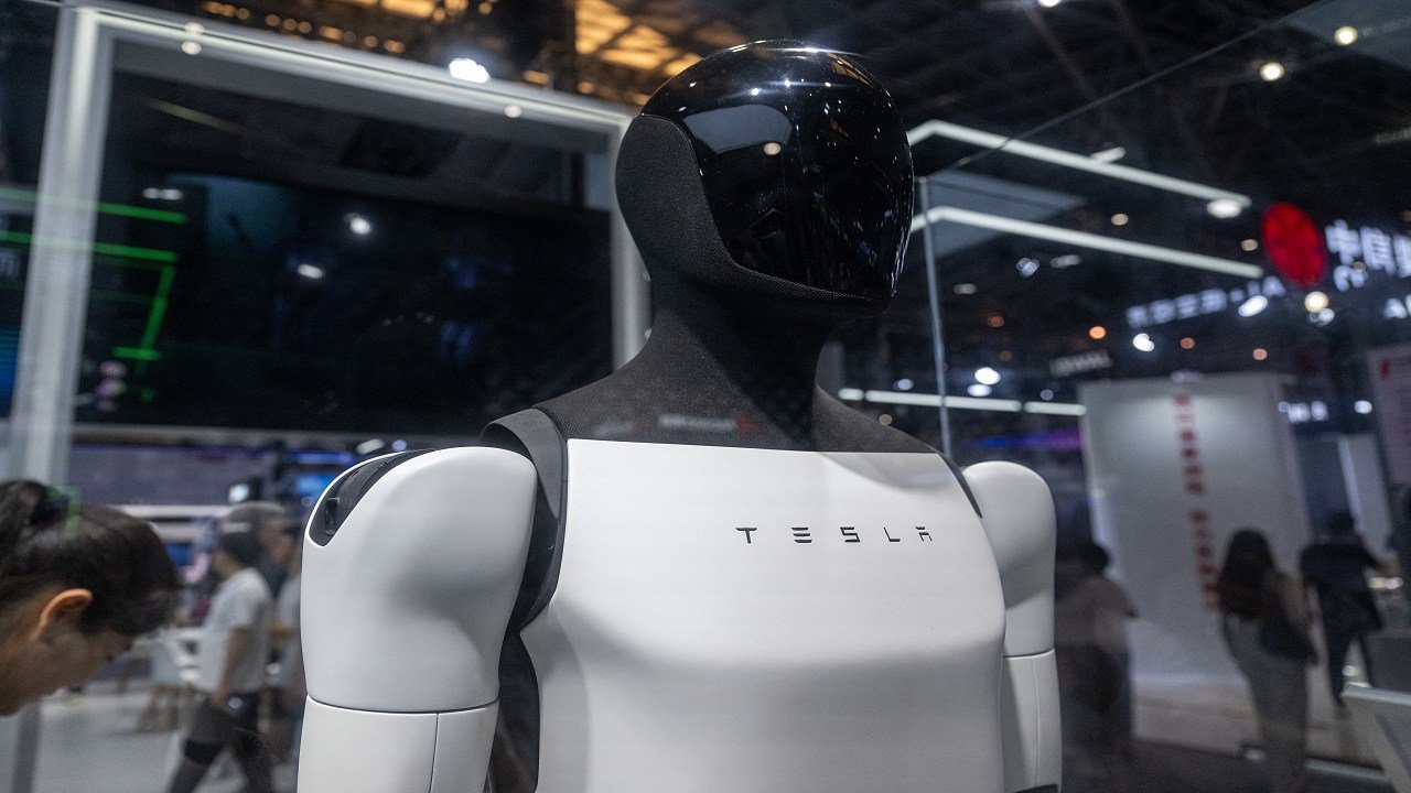 Tesla Could Save Billions by Replacing Staff With Optimus Robots