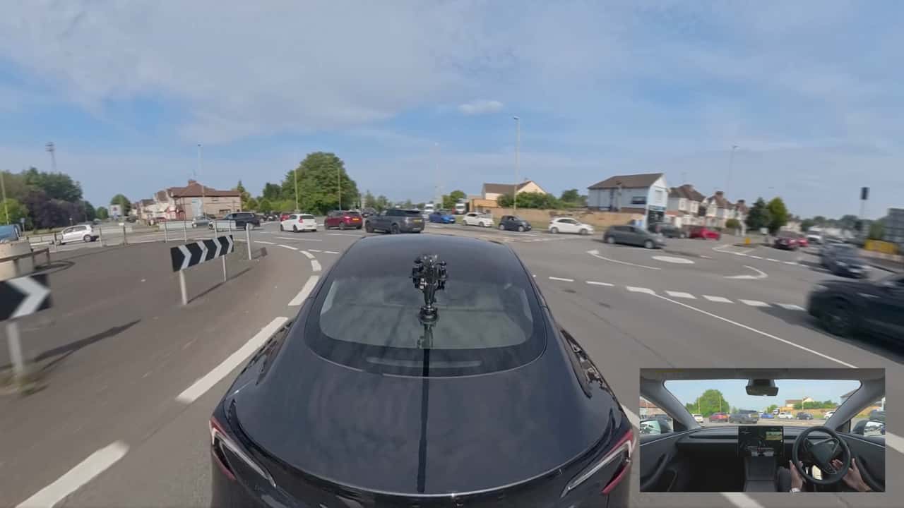 Tesla Full Self-Driving Tackles Super Tricky Roundabout