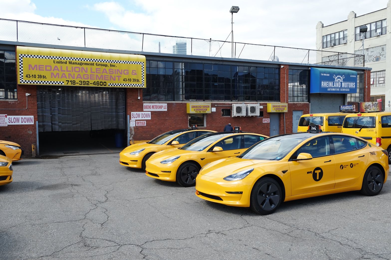 Tesla Robotaxi versus New York Taxi