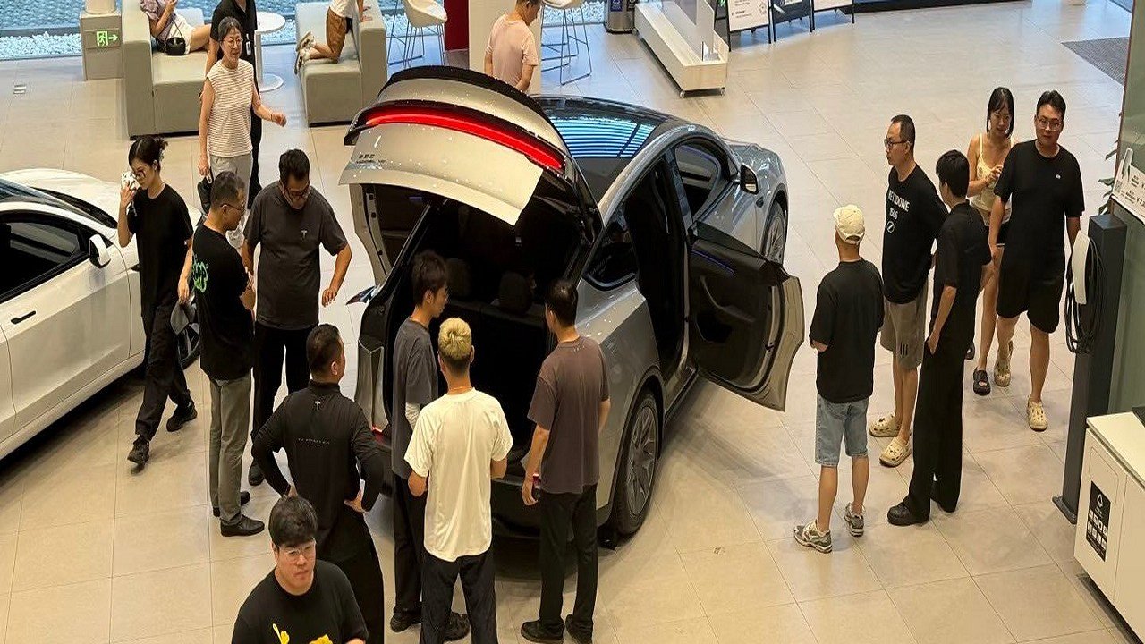 Tesla Model Y L Attracts Crowds Across China Stores