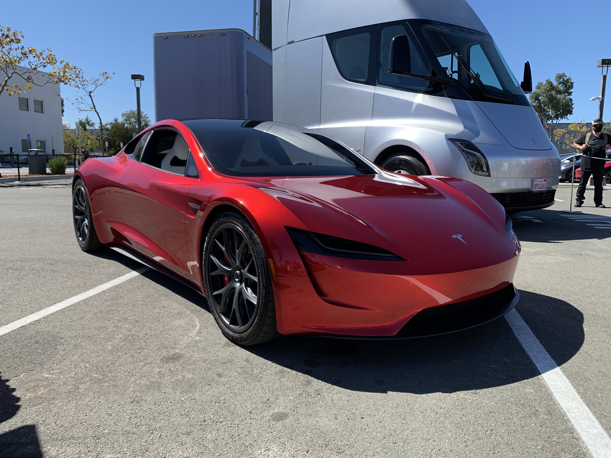 Tesla Updates Fans On its plans for the Roadster