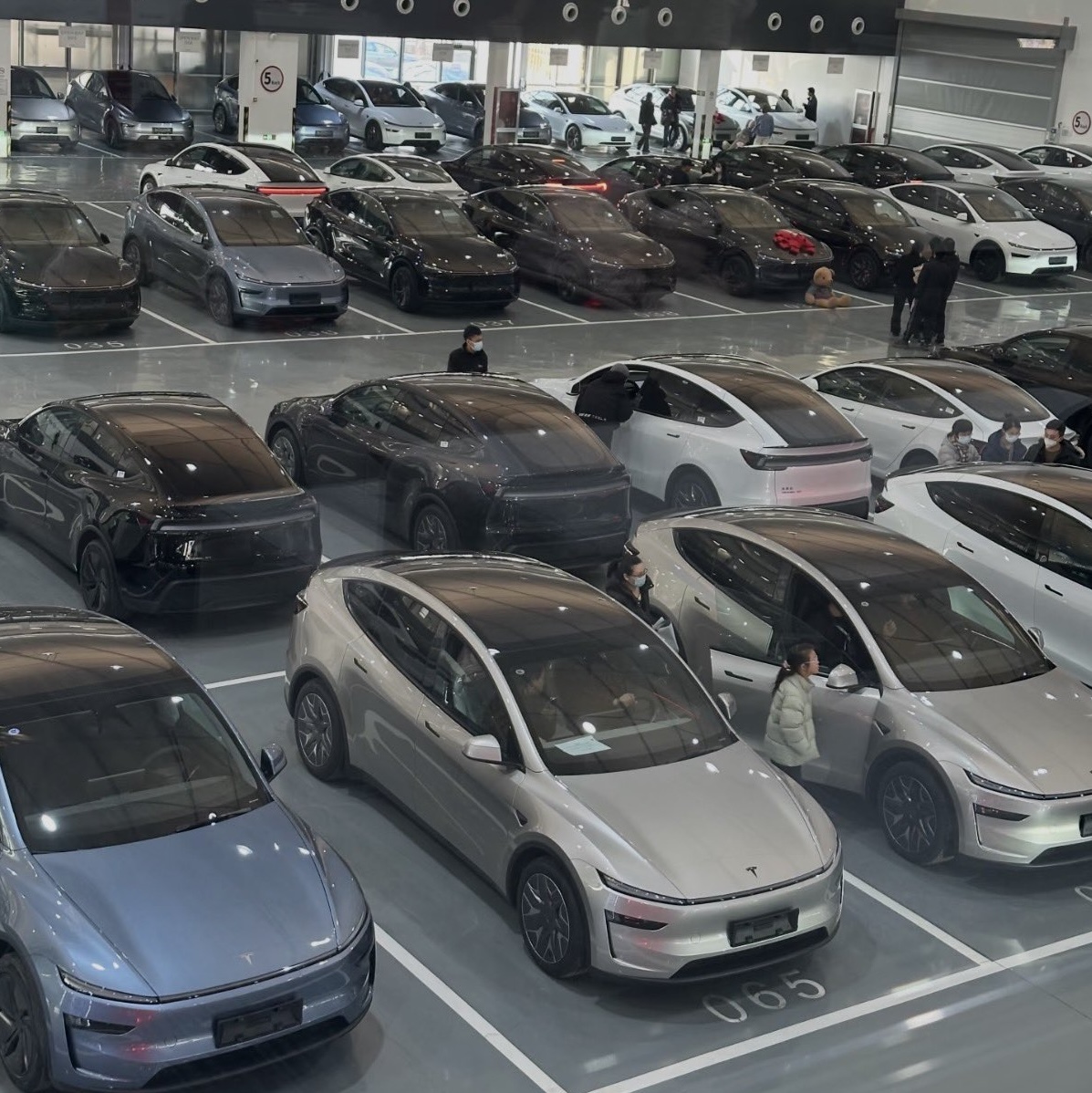 Tesla China Delivery Centers Are packed as 2025 Comes to a Close