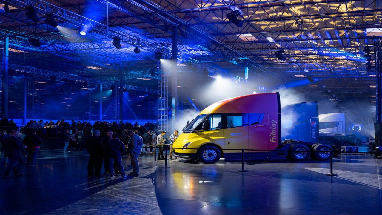 Tesla Semi Appears at New Pepsi Event