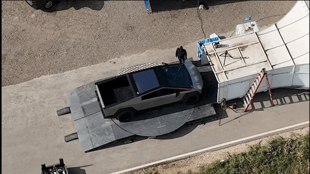 First look at Tesla Cybertruck Mega Wiper in action