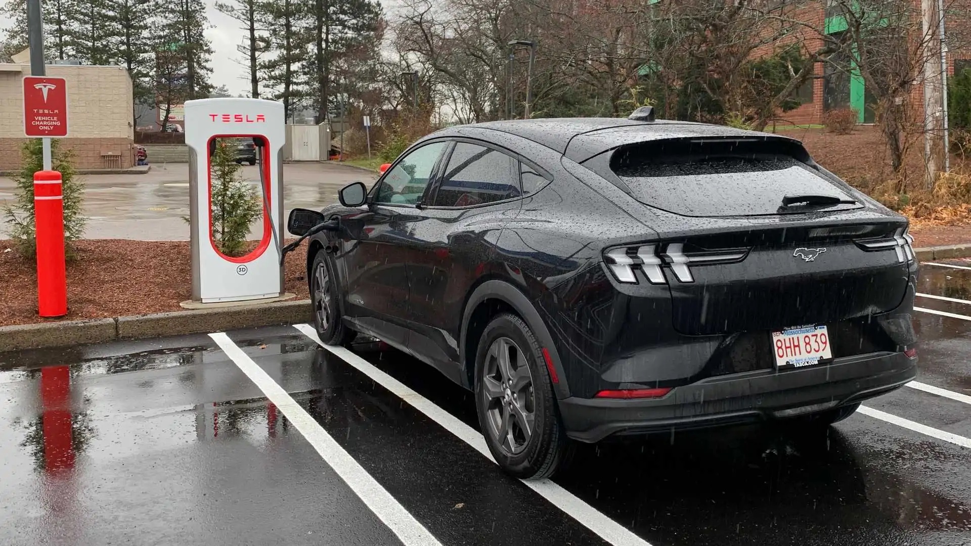 Tesla to open 12000 Superchargers to Ford across U.S. and Canada
