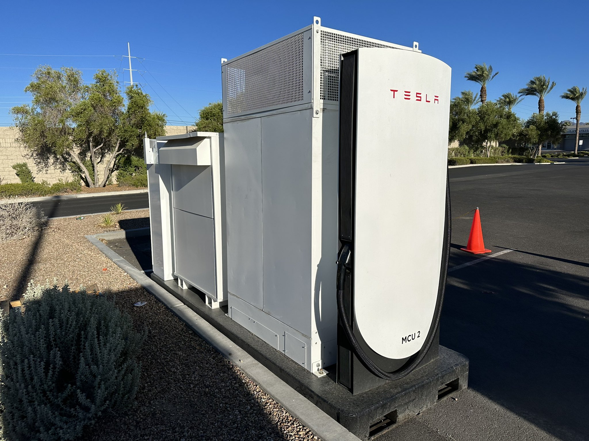 Tesla introduces mobile Megacharger for Semi in Las Vegas