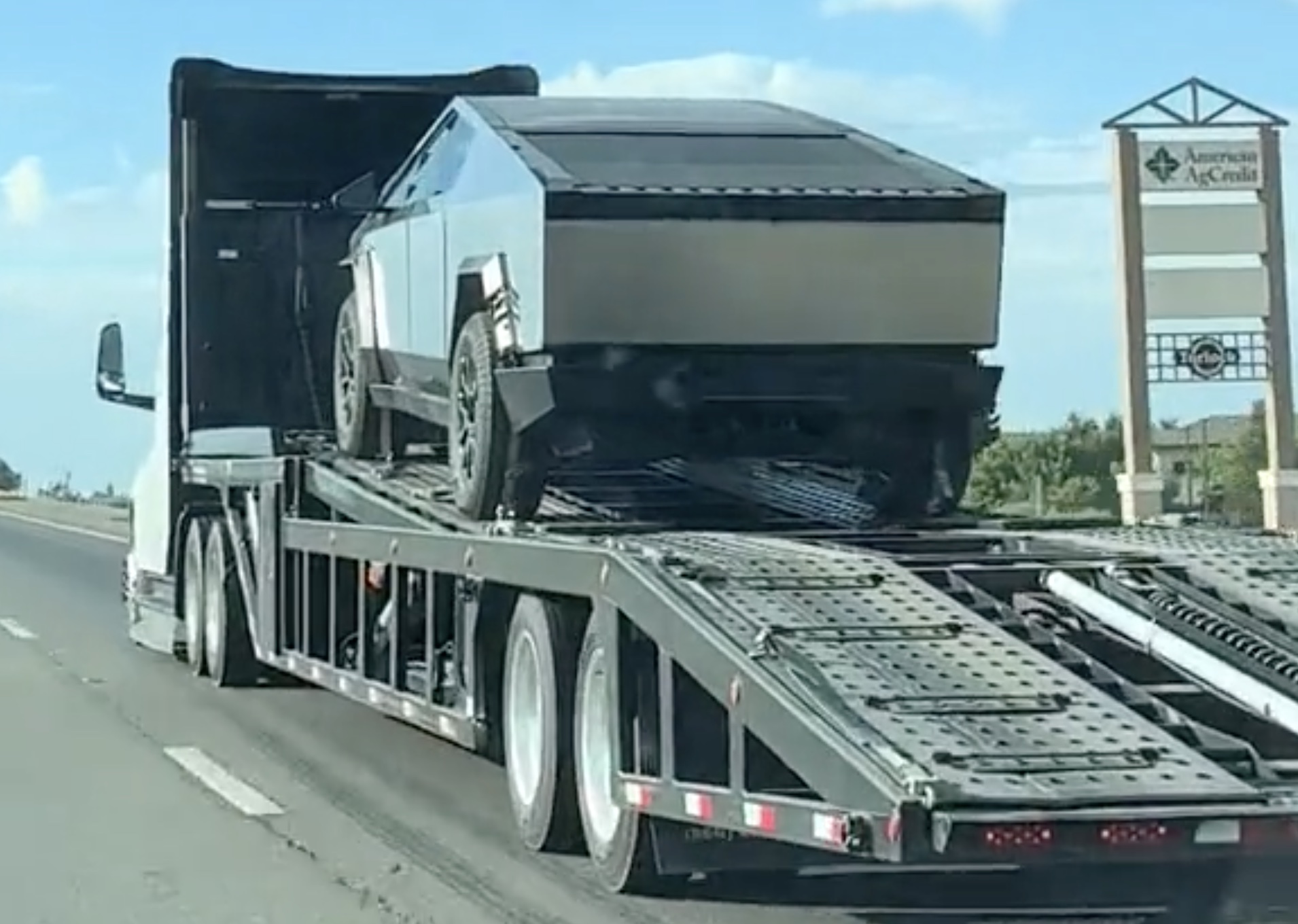 Tesla Semi spotted transporting the Cybertruck for the first time