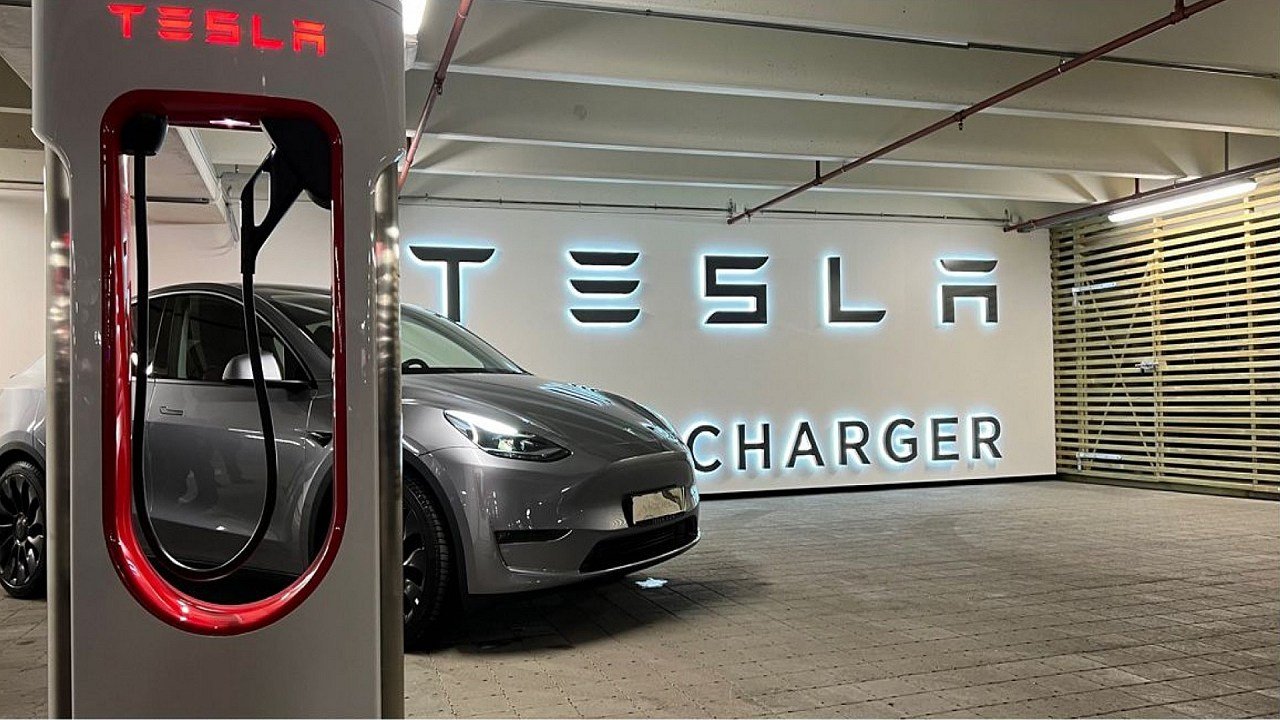 Tesla dominating race to build roadside US EV chargers