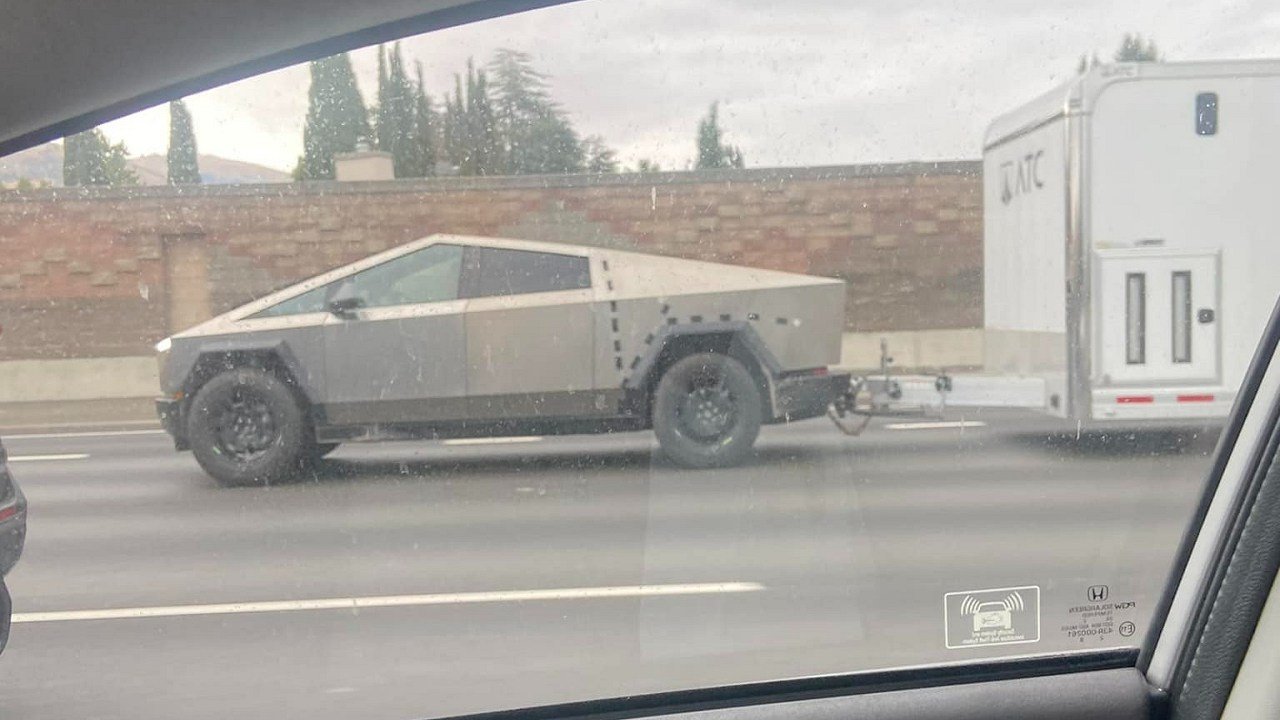 Tesla Cybertruck towing goes on display in new sighting