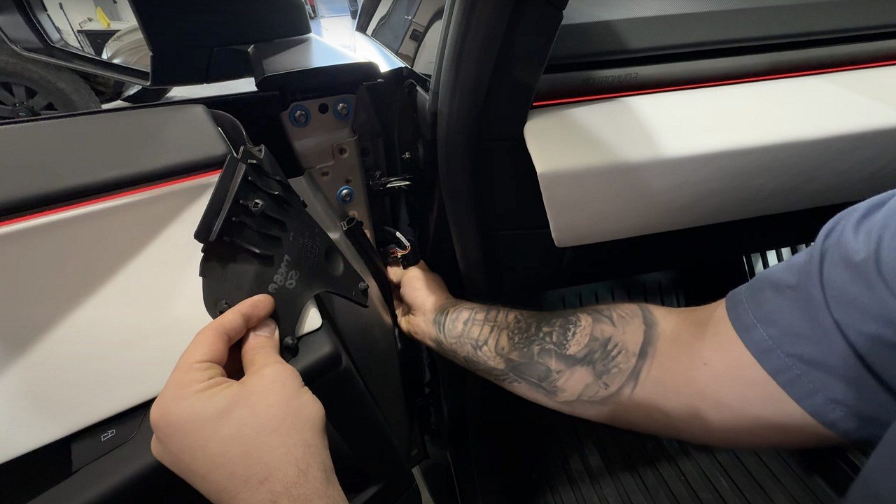 Tesla Cybertruck Side Mirror Removal Process is Very Simple