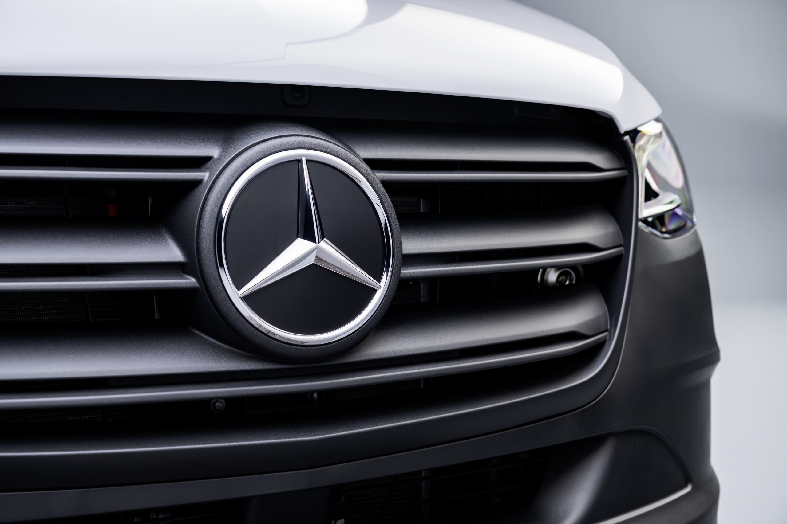 Mercedes-Benz Chooses to Push Back its EV Sales Goal