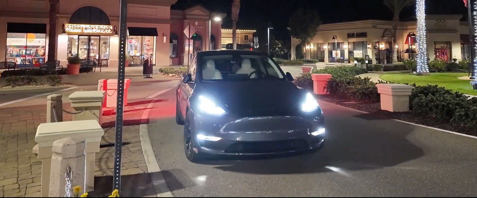 Watch Tesla Actually Smart Summon a Roundabout