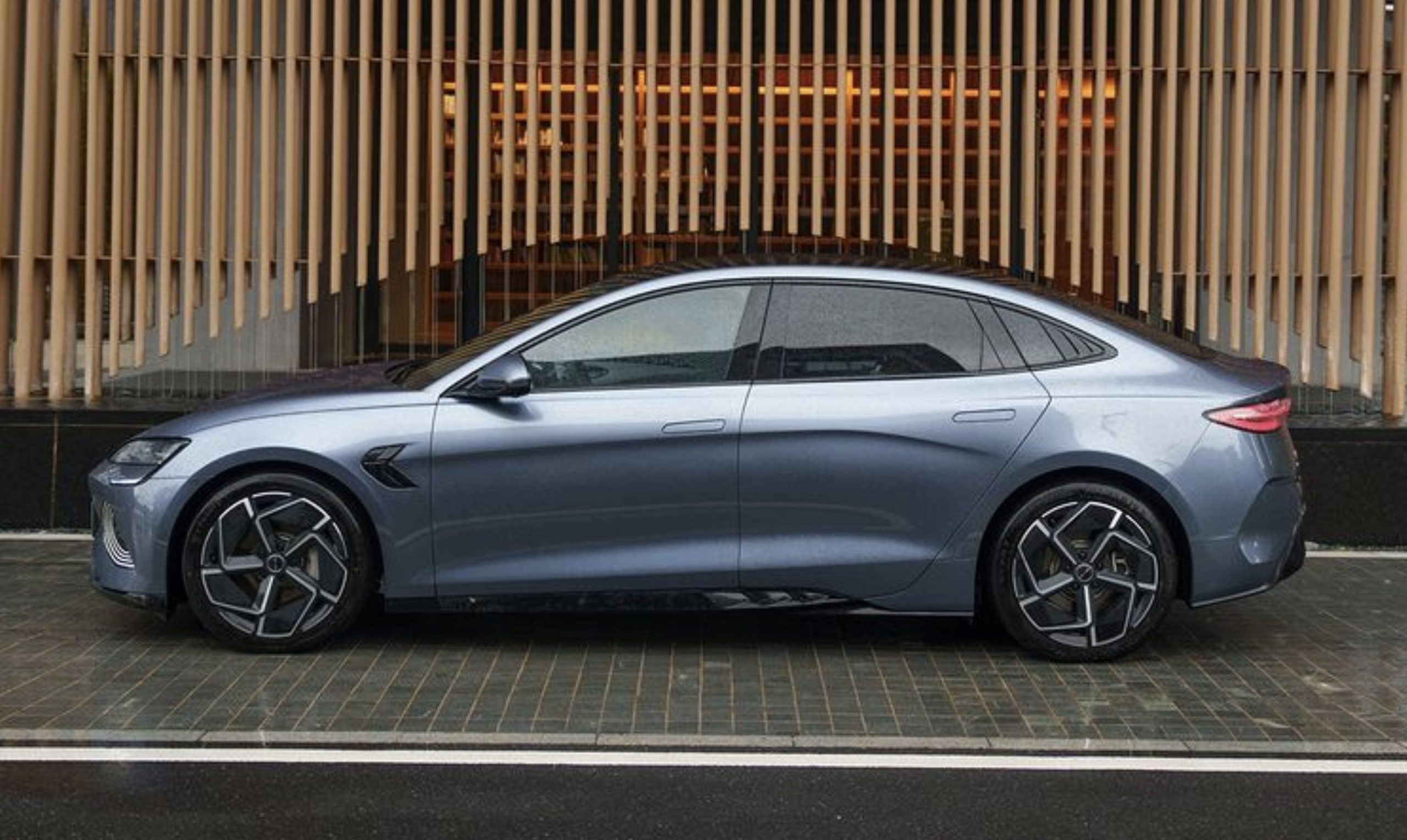 BYD Aims to Debut Solid State Battery in 2027