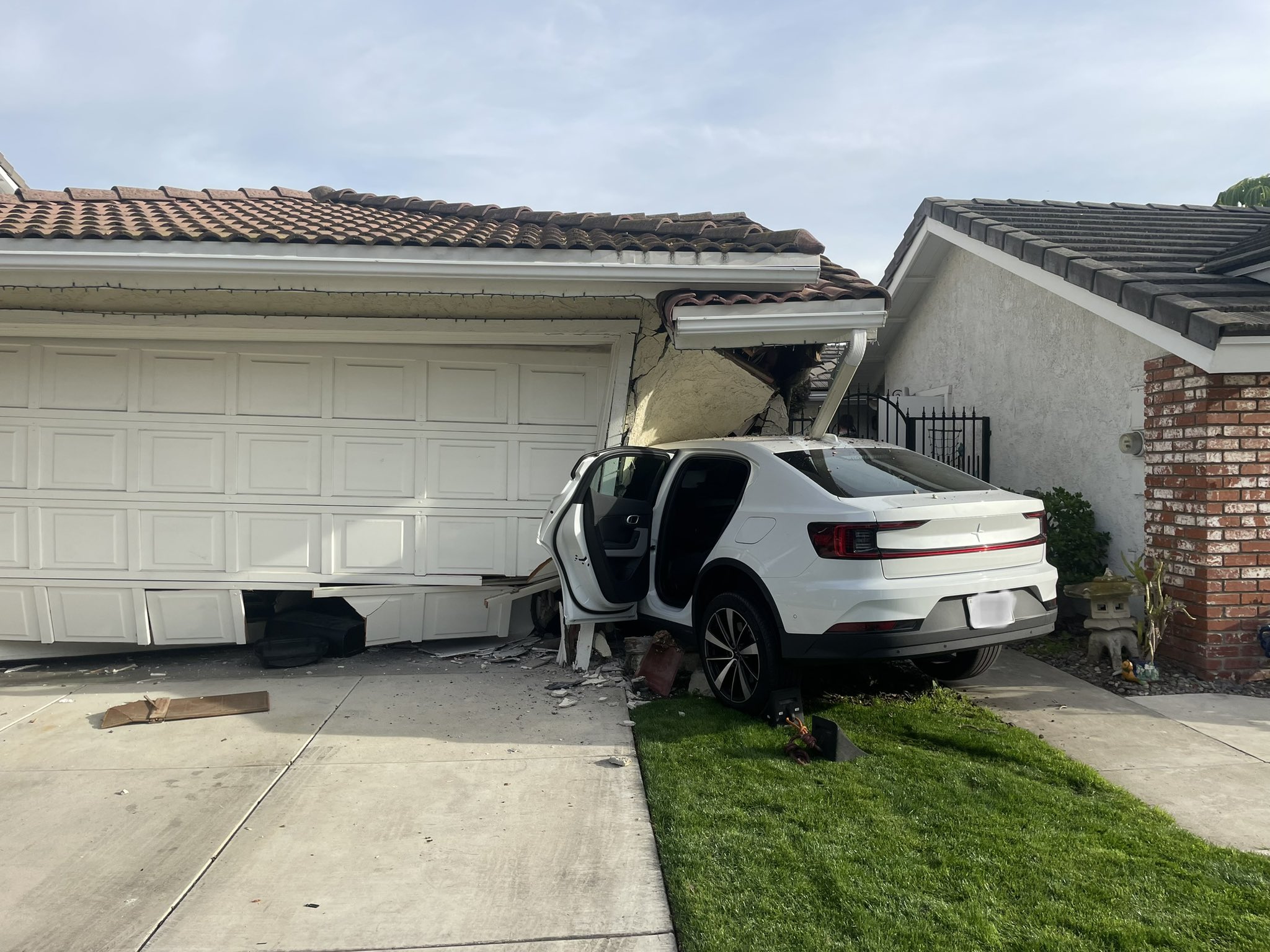 Tesla gets wrongfully accused initially of Polestar 2’s crash into residential home