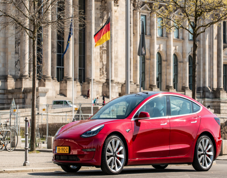 Tesla Offers Bonus to German Customers