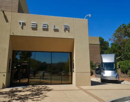 Tesla Semi 500 mile range variant starts shipping this year
