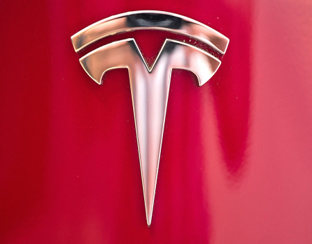 Tesla to Open a Massive Warehouse in Illinois