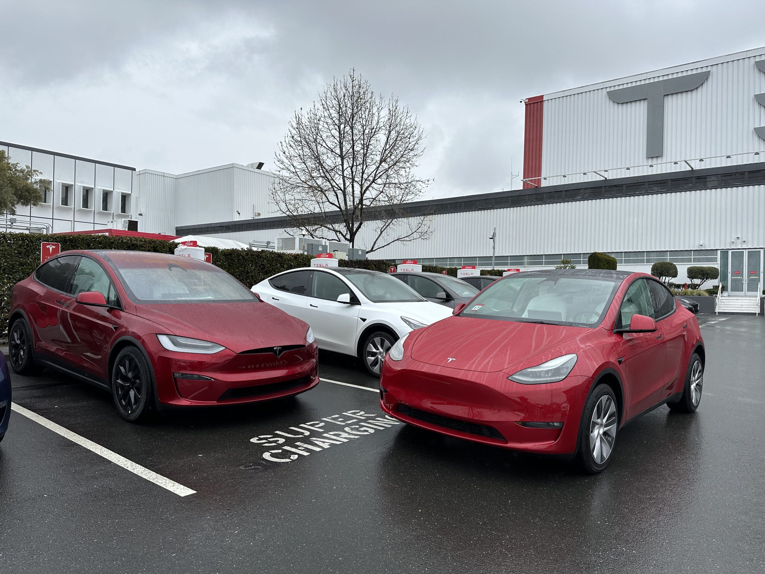 Tesla’s new Ultra Red color side-by-side with old Multicoat